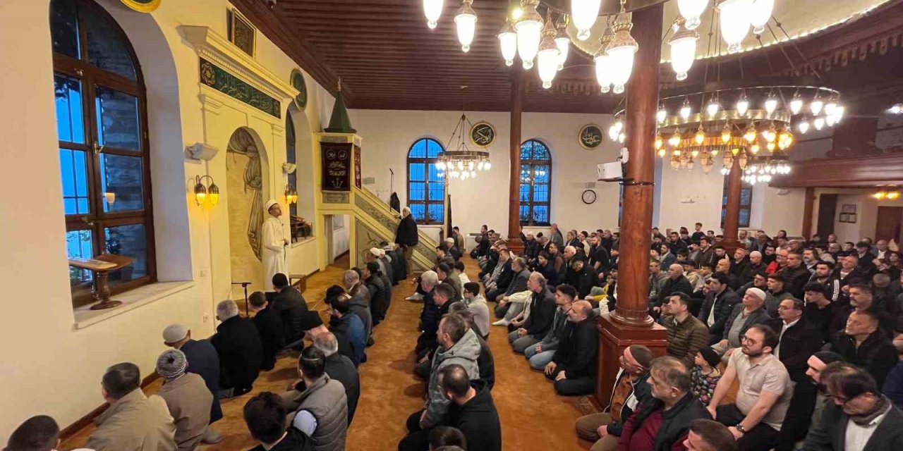 692 Yıllık Ecdat Yadigarı Camide Bayram Namazı : Kılıçla Hutbe Geleneği Yaşatıldı