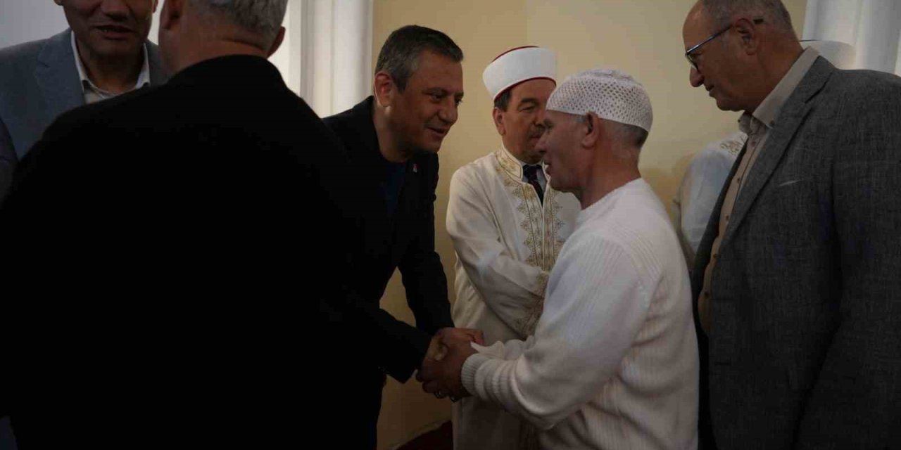 Chp Genel Başkanı Özel Bayram Namazını Manisa’da Kıldı