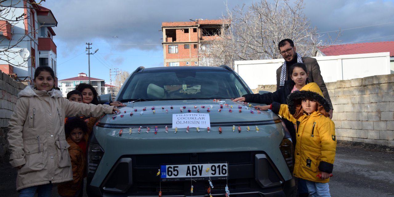 Aracını Bayram Şekeriyle Süsleyip, Mahalle Mahalle Gezerek Çocuklara İkram Etti