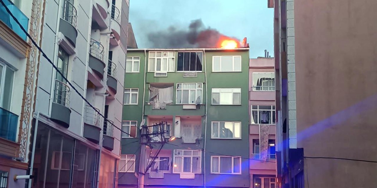 Çorlu’da 5 Katlı Binanın Çatısı Yandı