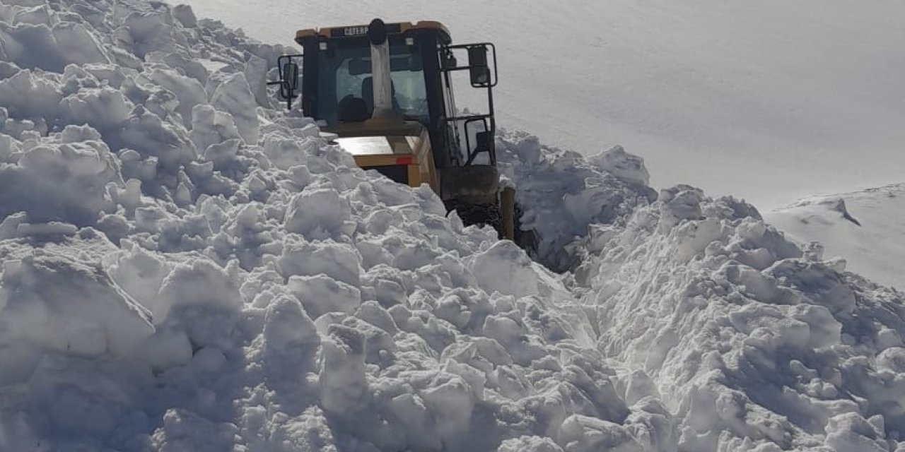 İş Makinesi Operatörü, Çığ Altında Kalmaktan Son Anda Kurtuldu