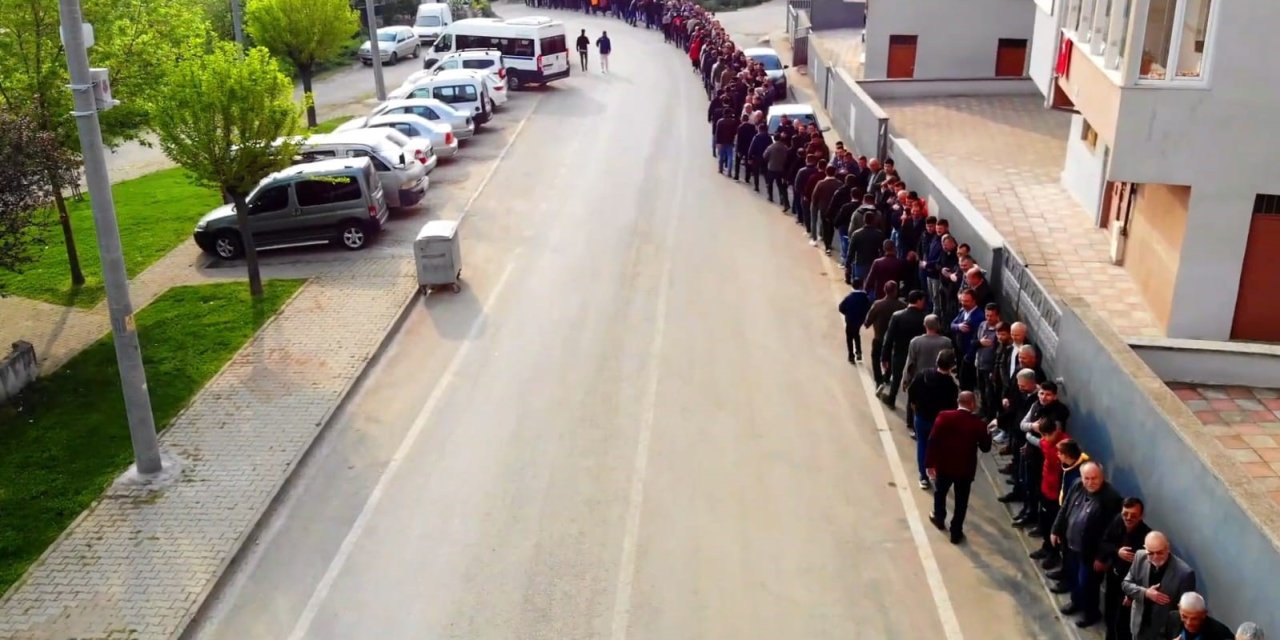 Mahallede 1 Kilometrelik Bayramlaşma Kuyruğu