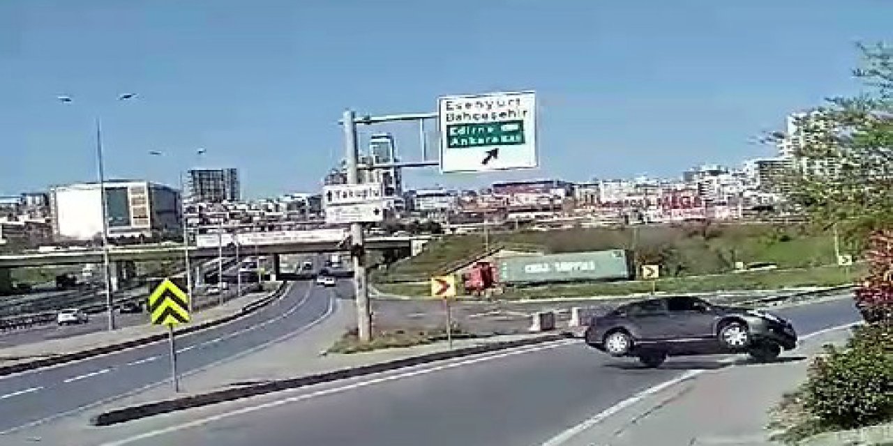 İstanbul- Esenyurt'ta Sürücüsünün Hakimiyetini Kaybettiği Otomobil Devrildi