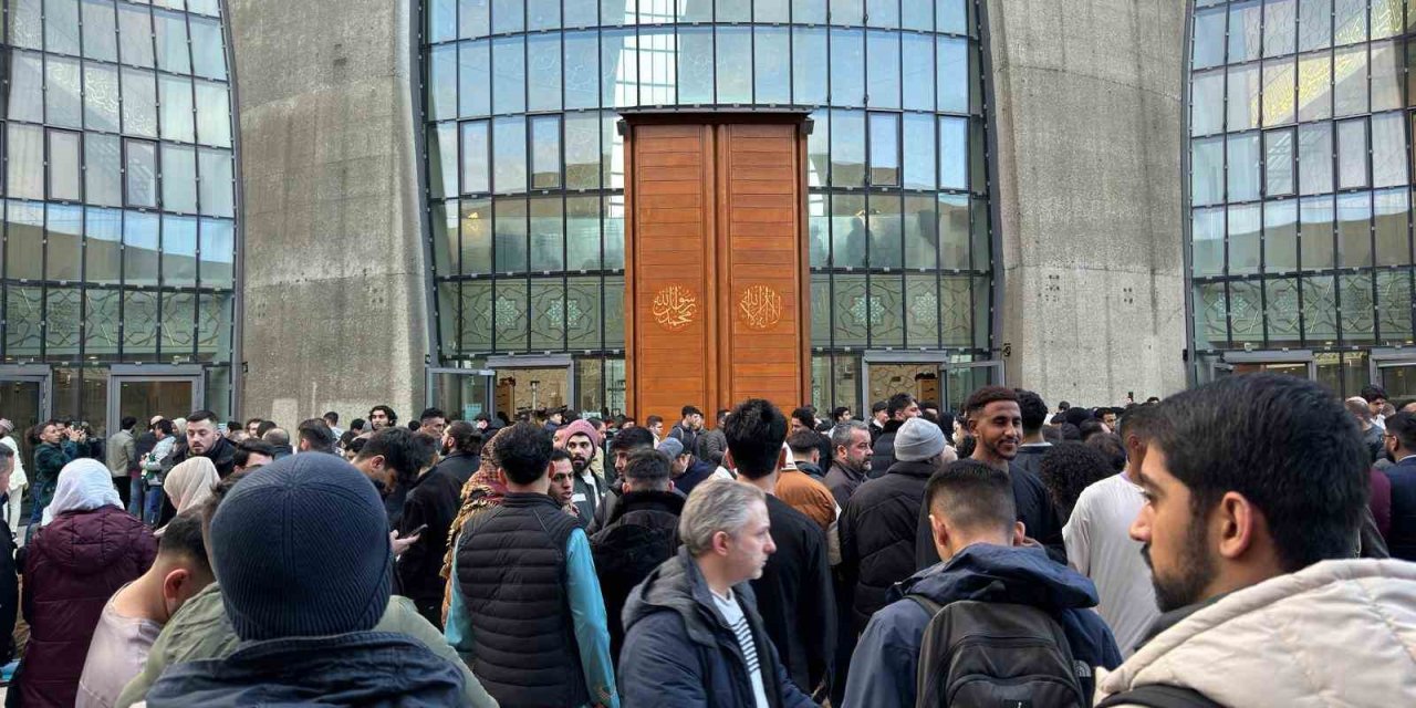 Almanya’da Binlerce Müslüman Bayram Namazını Eda Etti