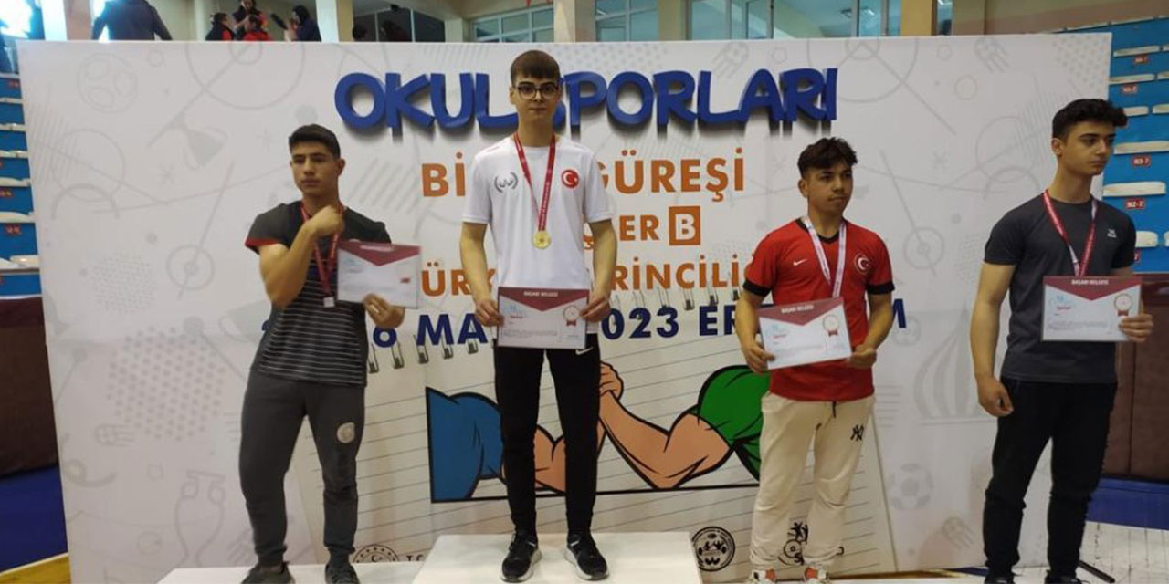 Rize Borsa İstanbul Mesleki ve Teknik Anadolu Lisesi Öğrencisi Türkiye Şampiyonu Oldu