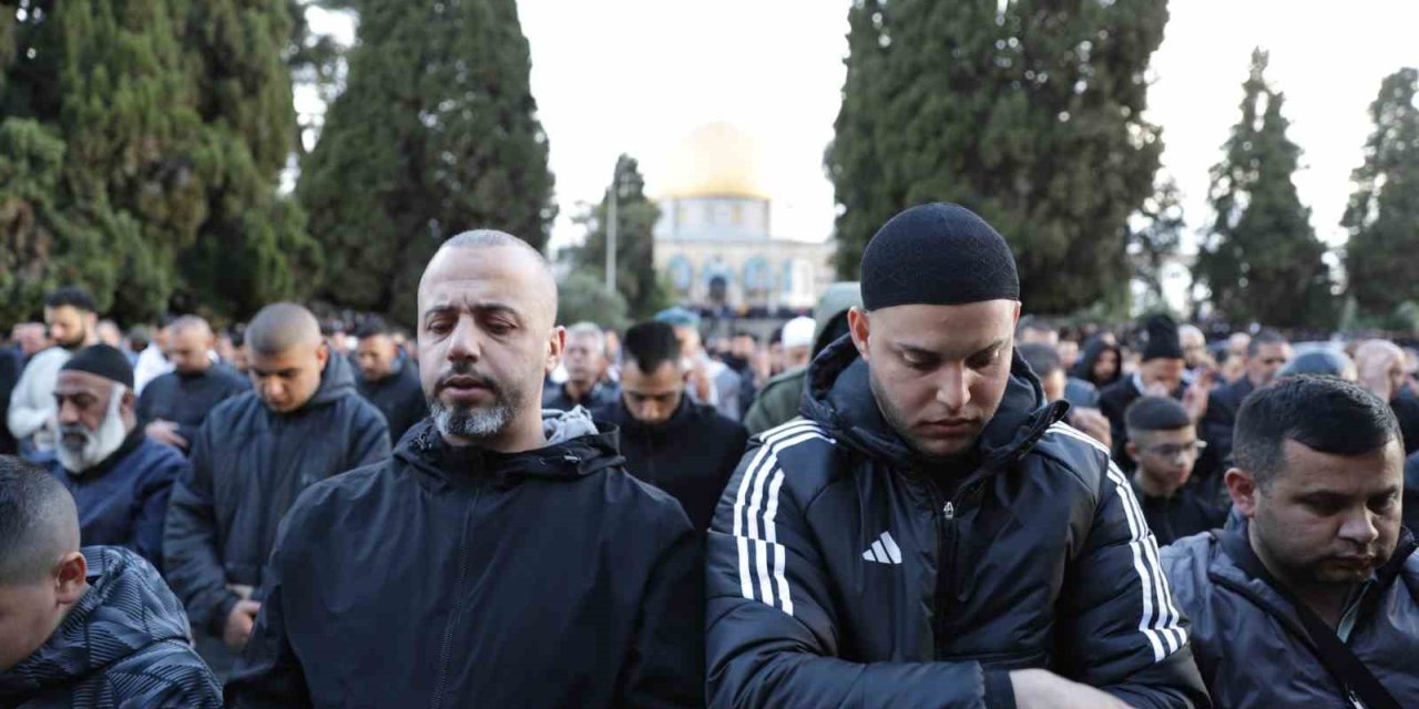 Mescid-i Aksa’da Bayram Namazı 60 Bin Müslümanla Kılındı