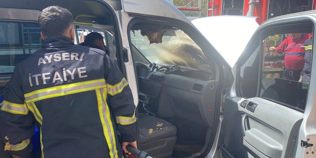 Kayseri’de Seyir Halindeki Ticari Araçta Yangın