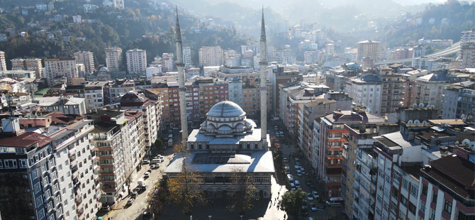 Rize'de Korozyon Tehdidi Altındaki Sahil Caminin Güçlendirilmesine ‘Ticarethane’ Engeli