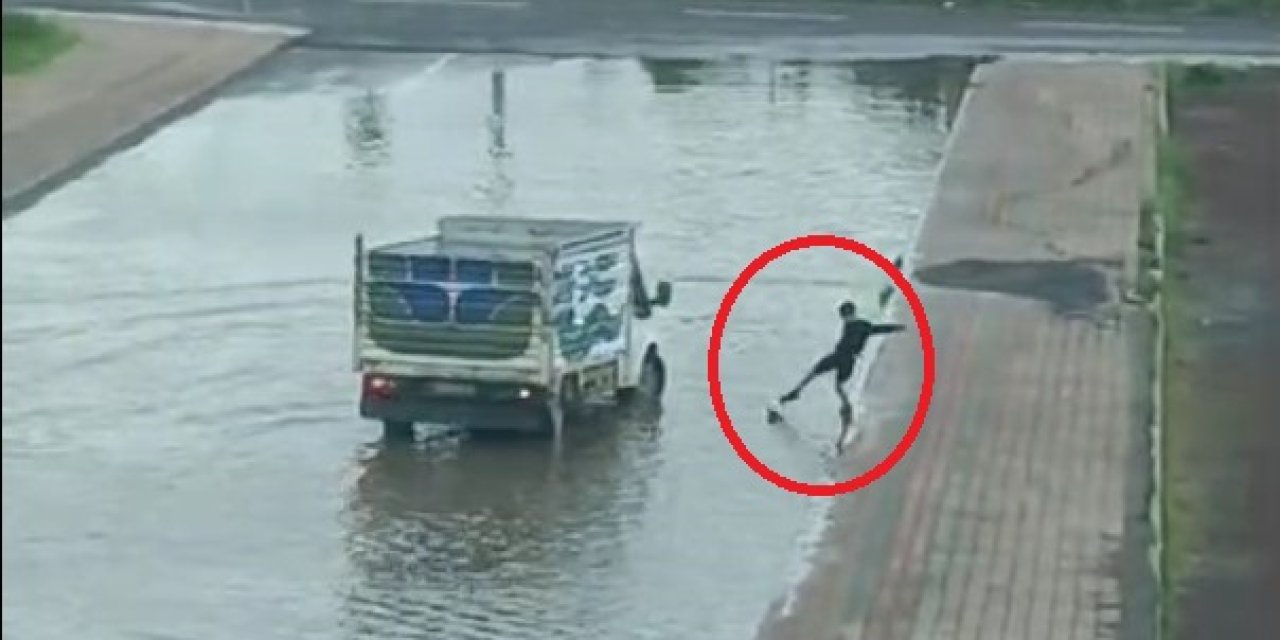 Su Birikintisine Düşen Topu, Kamyonetiyle Dalga Yaparak Çocuğa Ulaştırdı
