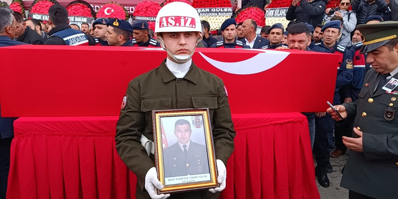 Şehit Eşini, Son Yolculuğuna Kucağında 1 Yaşındaki Kızıyla Uğurladı