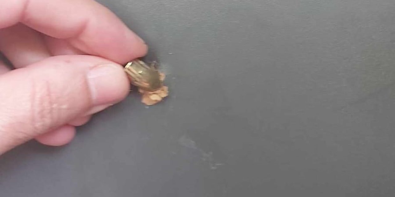 Evinin Kapısına Mermi İsabet Etti
