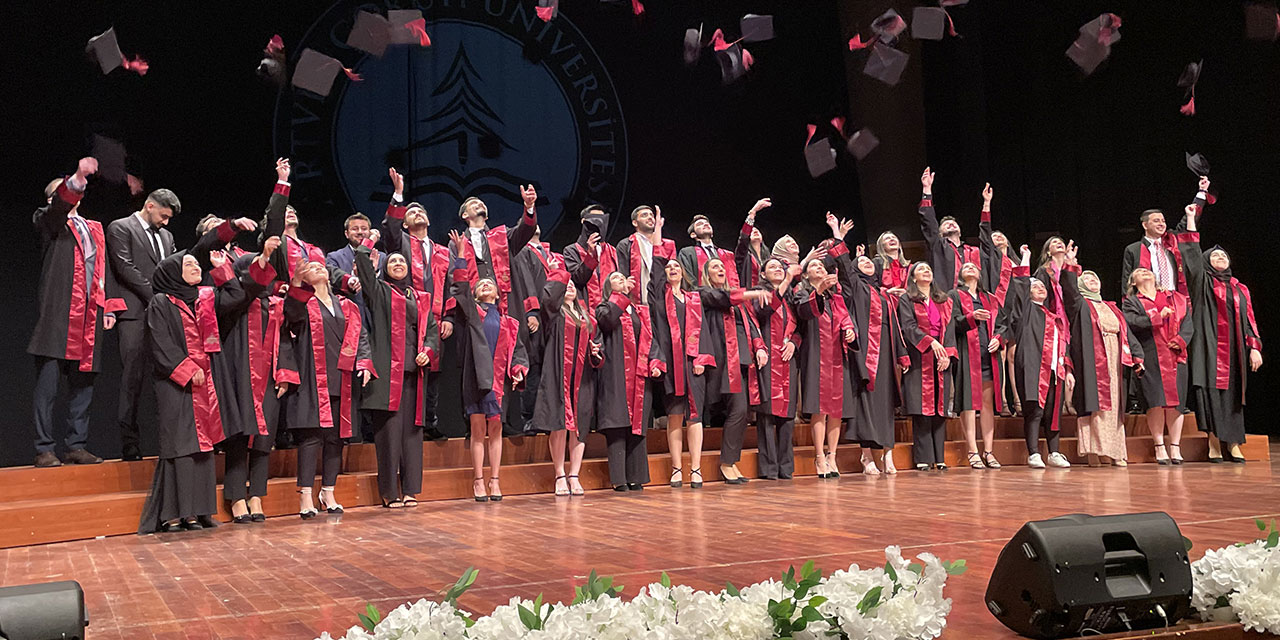 Artvin Çoruh Üniversitesinde mezuniyet töreni düzenledi