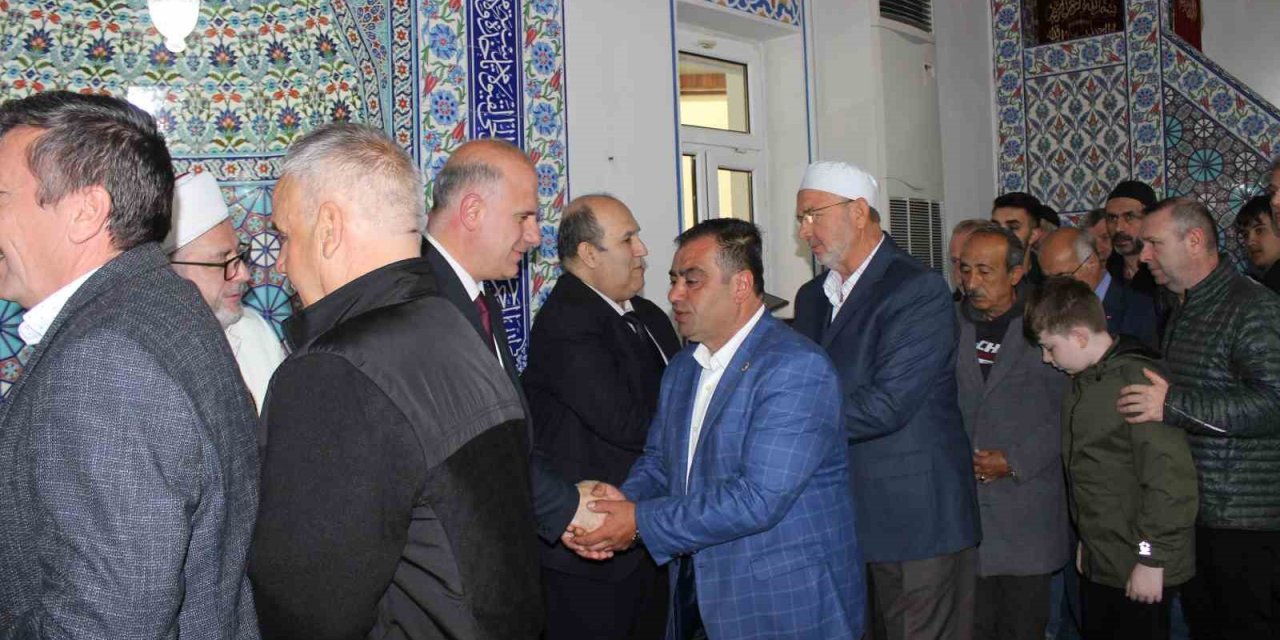 Kaymakam Ünal Ve Belediye Başkanı Torun Vatandaşlarla Bayramlaştı