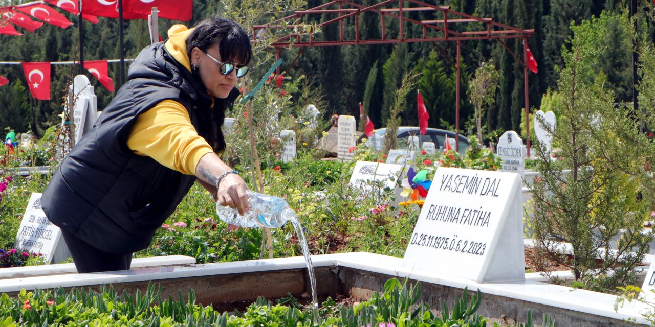 Adana'da Deprem Şehitliğinde Buruk Bayram