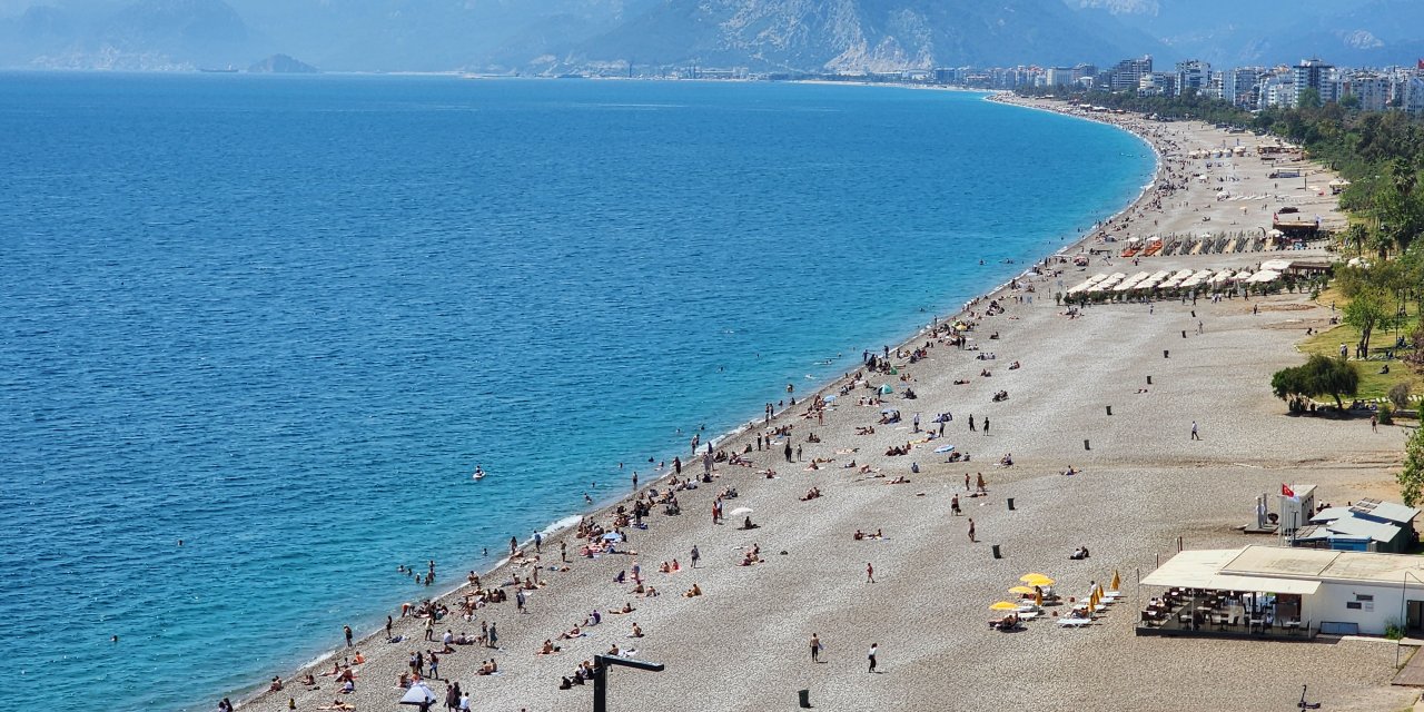 Konyaaltı Sahili'nde Bayram Yoğunluğu
