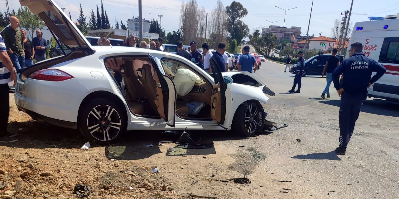 Servis Midibüsü İle Otomobil Çarpıştı: 29 Yaralı