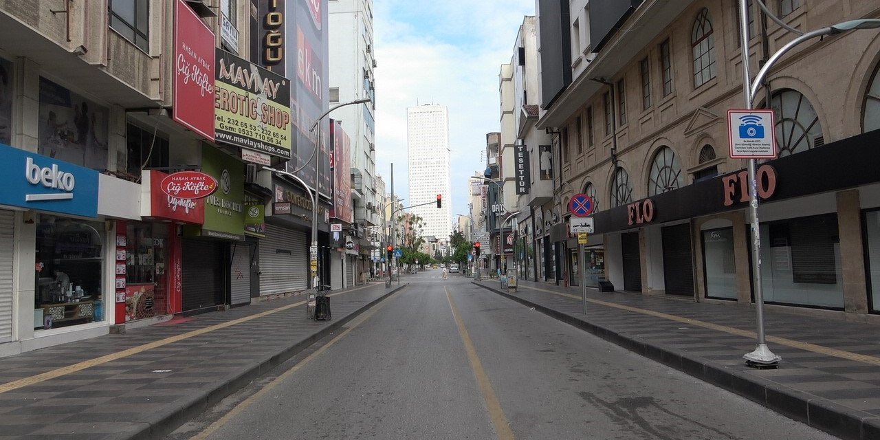 Mersin’de Bayram Tatiliyle Kepenkler Kapandı, Şehir Sessizliğe Büründü