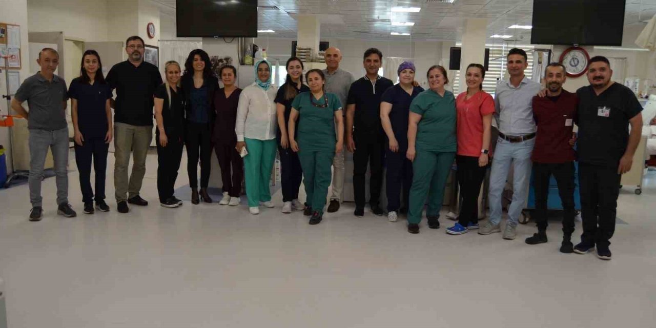 Alkü Hastanesinde Mesaideki Personele Bayram Kutlaması