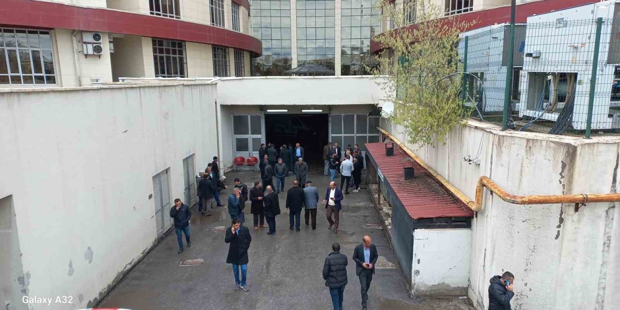 Bayram Günü Husumetli Oldukları Muhtarı Öldürüp, Jandarmaya Ateş Açtılar