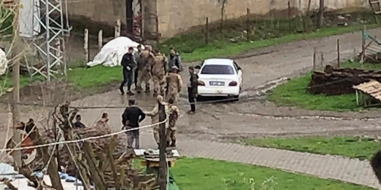 Baba Ve 2 Oğlu, Köy Muhtarını Öldürdü