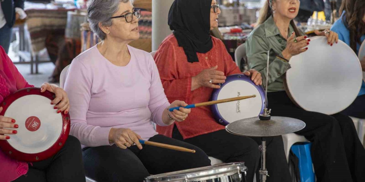 16 Kişiden Oluşan Kadın Ritim Grubu, Antika Pazarı’nda Konser Verdi