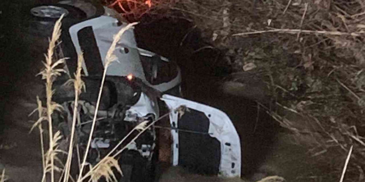 Otomobil  Su Kanalına Yuvarlandı: 3 Yaralı