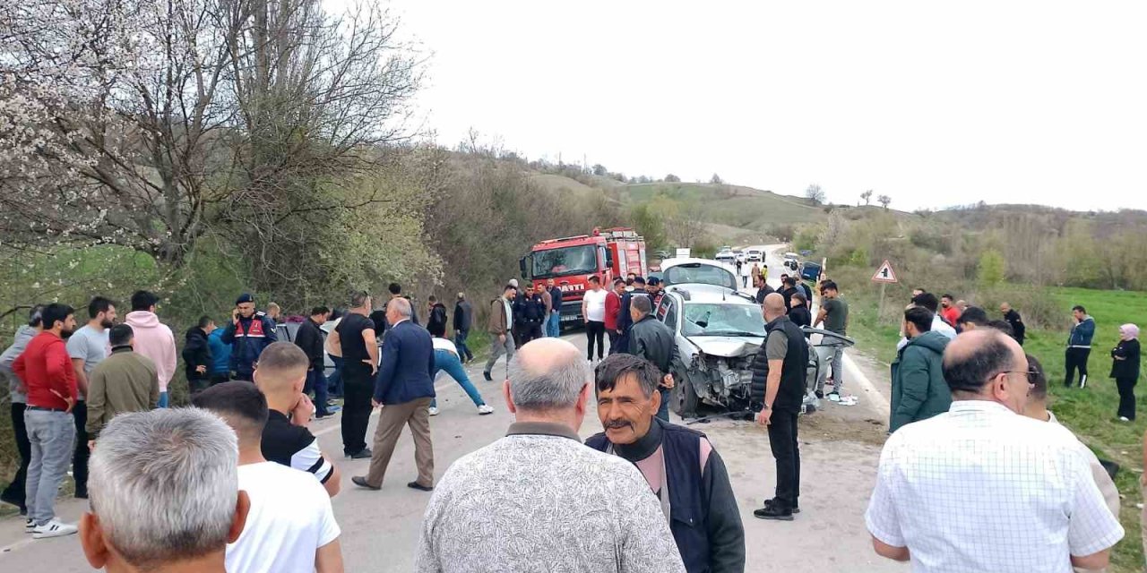 Kafa Kafaya Çarpıştılar: 8 Yaralı