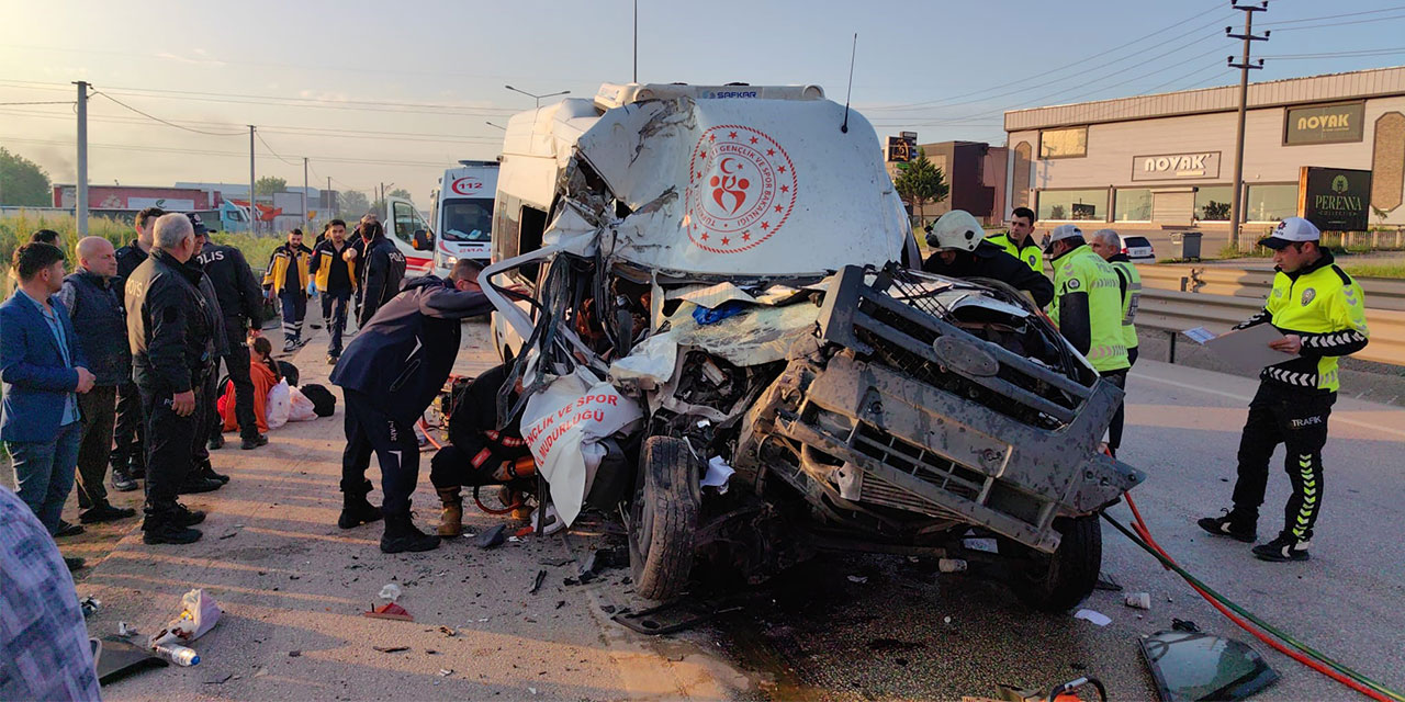 Sporcuları taşıyan minibüs hafriyat kamyonuna çarptı: 1 ölü, 16 yaralı