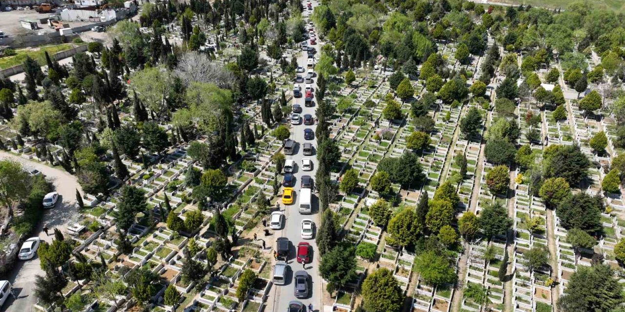 Sultangazi’de Mezarlık Yolunda Uzun Araç Kuyruğu Oluştu