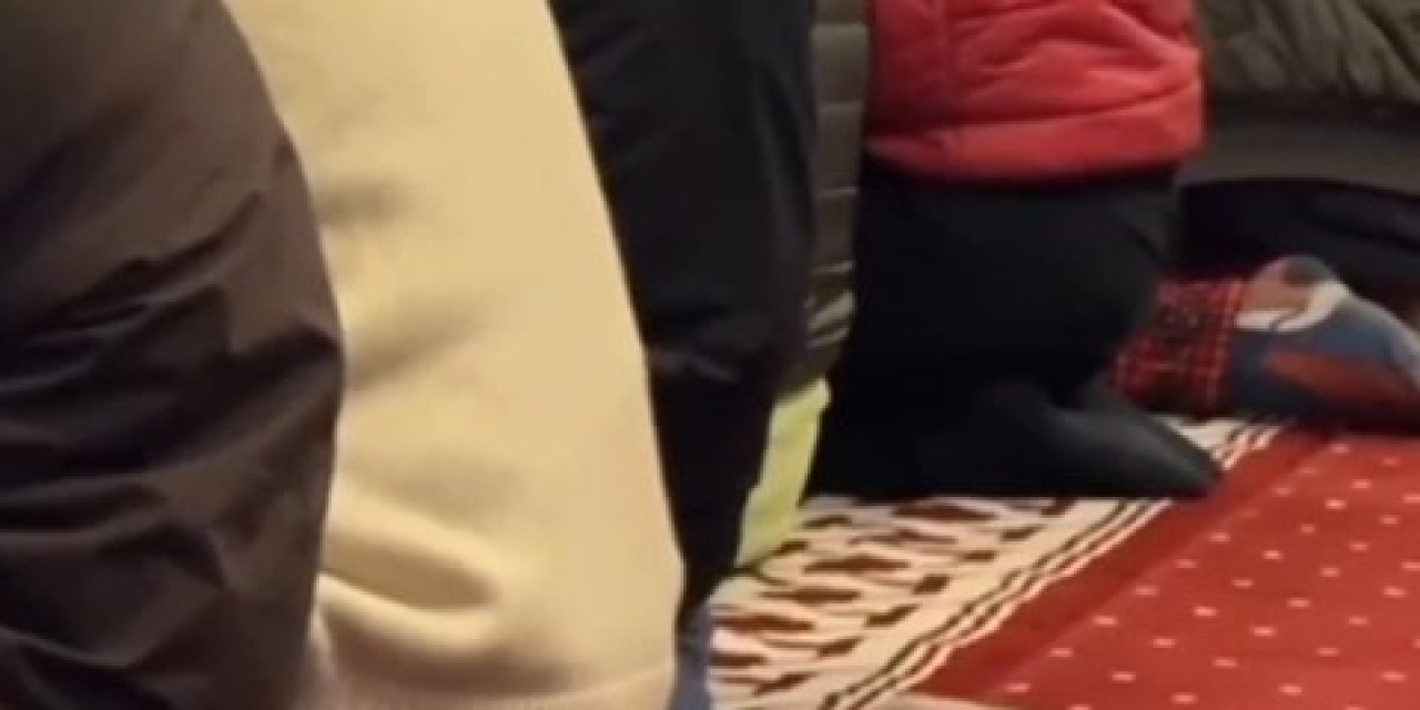 Hatay'da 'Örümcek Adam' Kostümüyle Bayram Namazı Kılan Kişiye Polis Müdahalesi