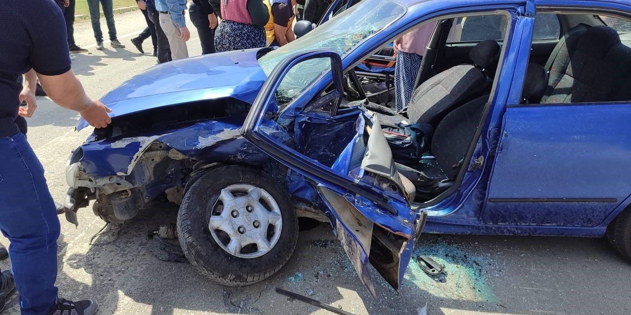 İki Otomobil Ve Motosiklet Çarpıştı: 10 Kişi Yaralandı