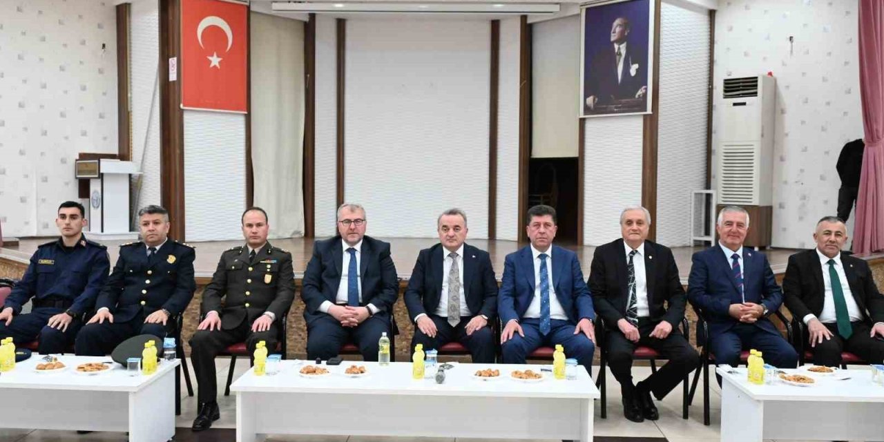 Bozüyük’te Protokol Ve Vatandaşlar Düzenlenen Törenle Bayramlaştı
