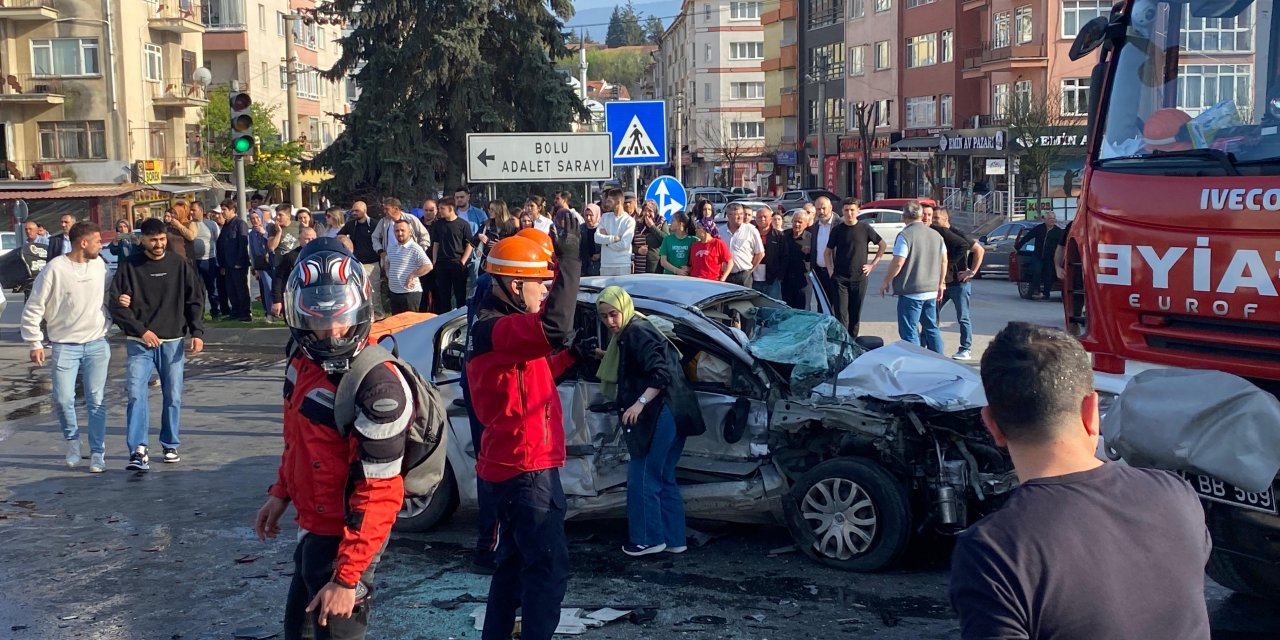 Bolu'da Tur Otobüsüne Çarpan Otomobildeki 2 Kişi Öldü, 1 Kişi Ağır Yaralandı