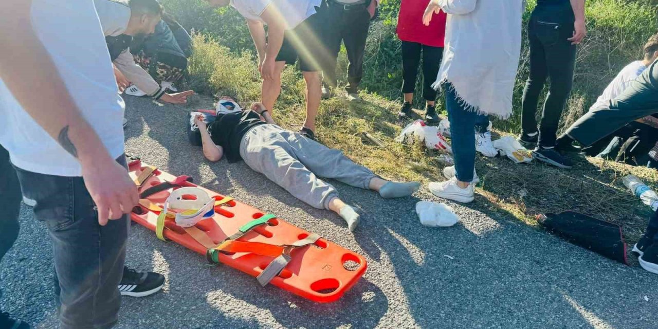 Gözünü Güneş Alınca Yoldan Çıkarak Kaza Yaptı: 4 Yaralı