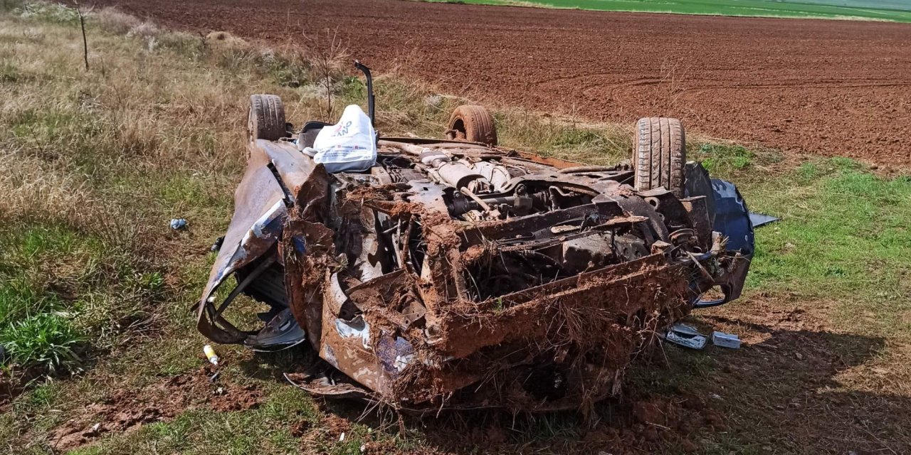 Nevşehir'de, Takla Atıp Tarlaya Uçan Otomobildeki 3 Kişi Yaralandı