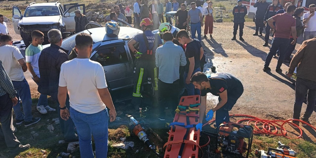 Denizli'de Otomobil İle Kamyonet Çarpıştı; Karı- Koca Öldü, 4 Kişi Yaralandı