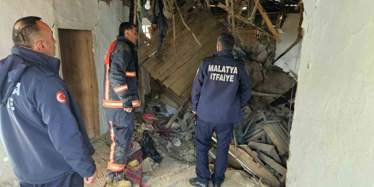 Malatya’da Ağıl Çöktü, Göçük Altında Kalan 6 Büyükbaş Hayvanı İtfaiye Kurtardı