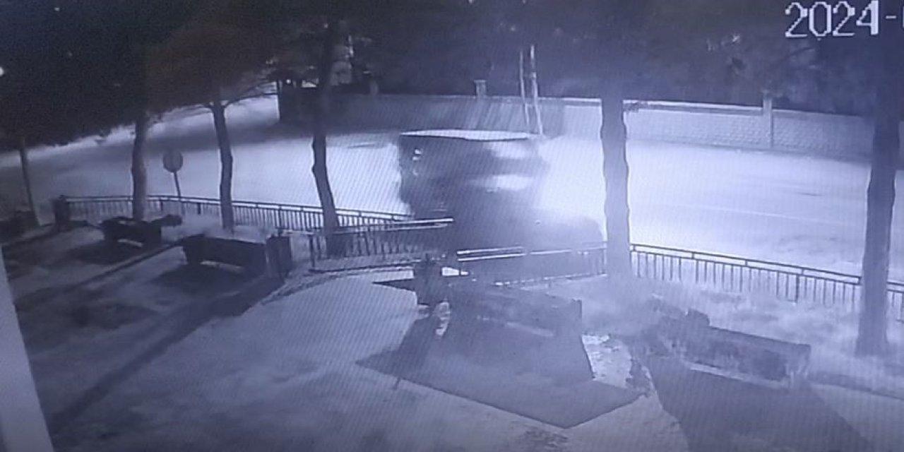 Alkollü Sürücü Makam Aracına Çarptı, O Anlar Güvenlik Kamerasına Yansıdı