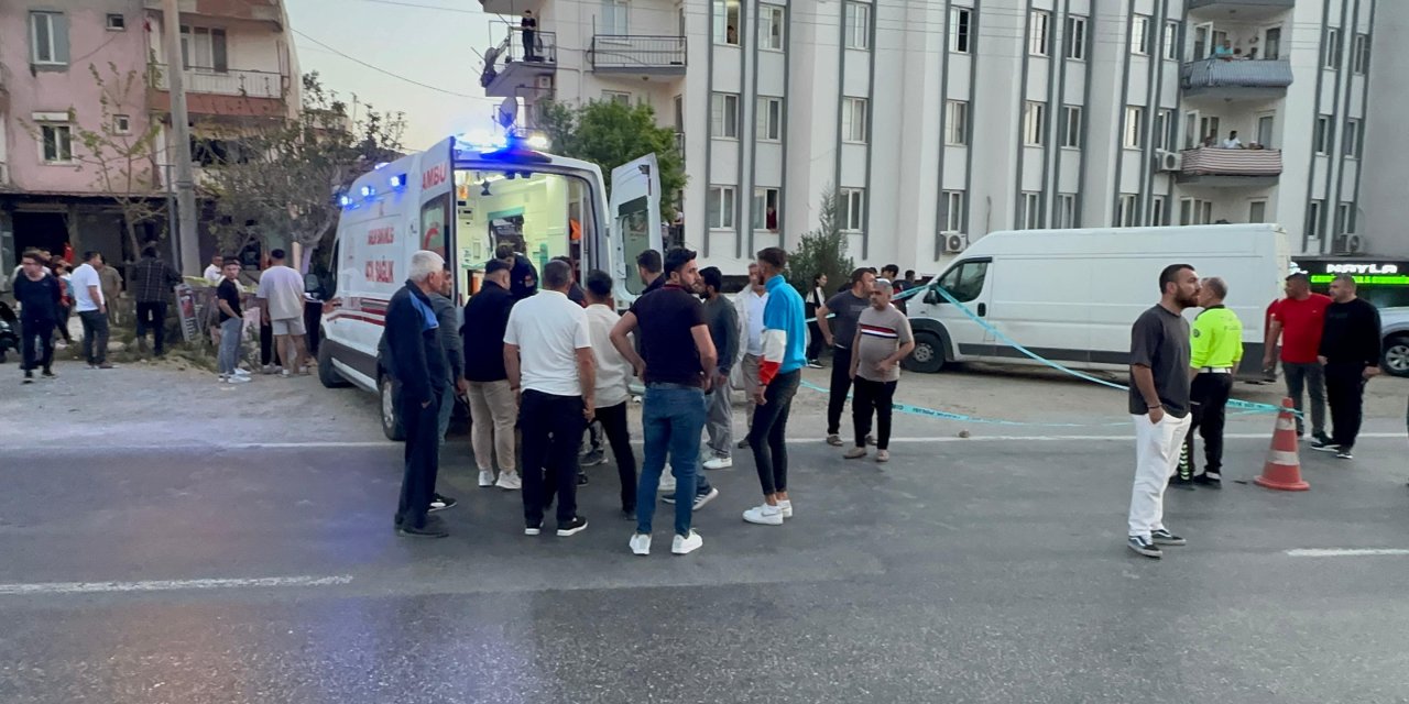 İki Grup Arasındaki Bıçak Ve Silahlı 'Kız Meselesi' Kavgası Kamerada; 6 Yaralı