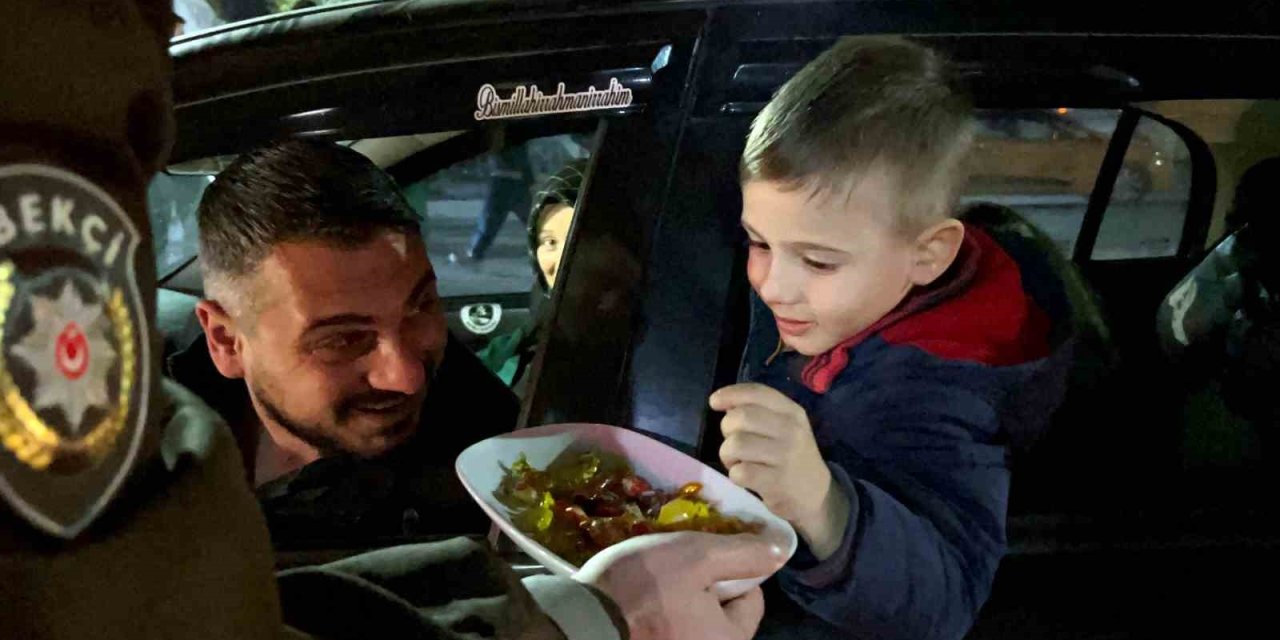 Sürücülere Şeker İkramı Yapan Polise Esnaftan Baklava