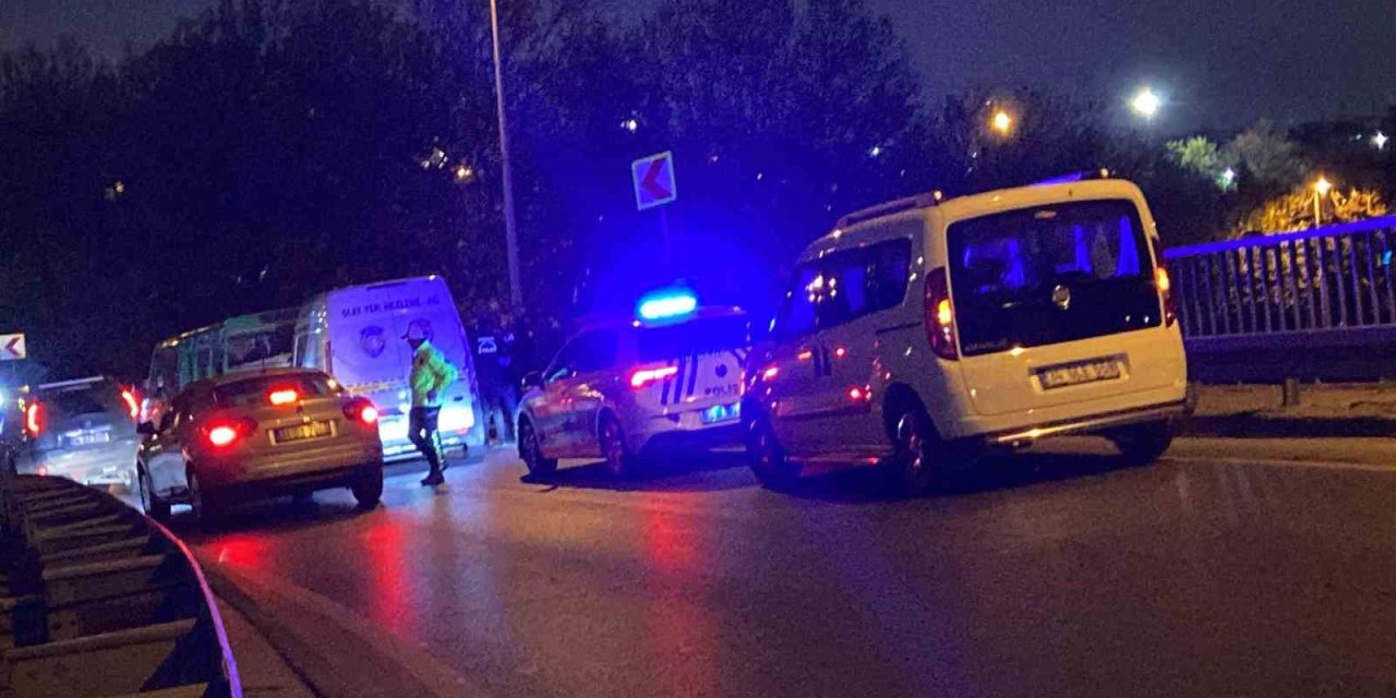 Eyüpsultan’daki Feci Kazada Virajı Alamayan Motosiklet Bariyere Çarptı: 1 Ölü, 1 Yaralı