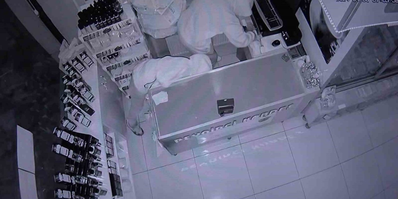 Böylesi Görülmedi: Hırsızlar Dükkana Zarar Vermesin Diye Kasaya Harçlık Bırakmaya Başladı