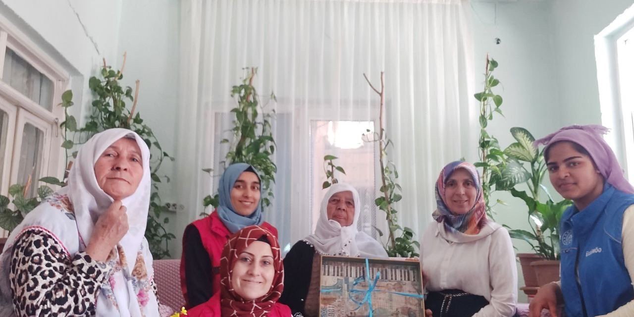 Gönüllü Gençler Yaşlı Çınarları Unutmadı