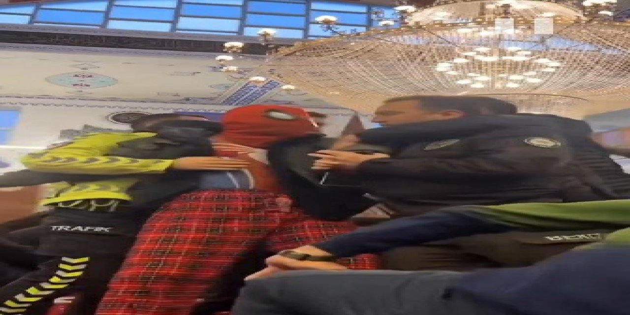 Bayram Namazına 'Örümcek Adam' Kostümüyle Katılmıştı: Amacım İnsanları Mutlu Etmekti