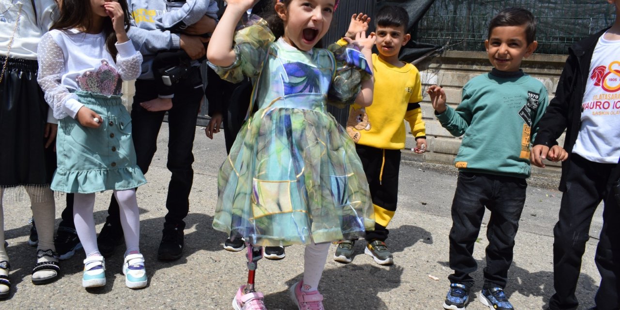 Bacağına Protez Takılan Dicle, Arkadaşlarıyla Bayram Şekeri Topladı