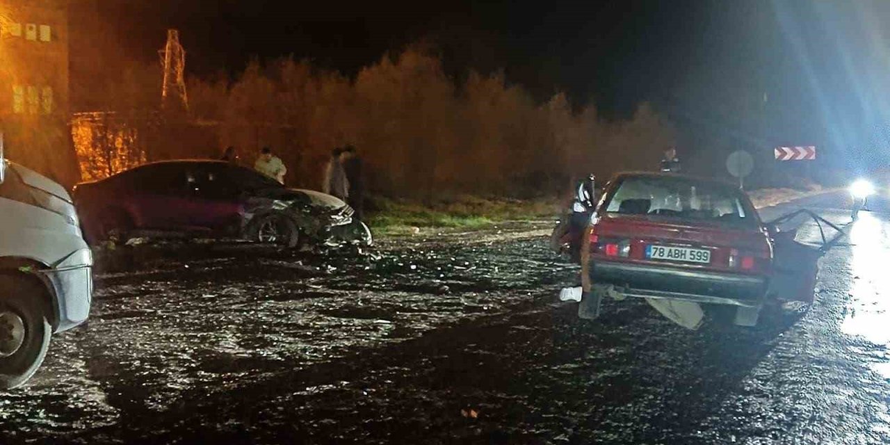 Karabük’te 2 Otomobil Çarpıştı: 3 Yaralı