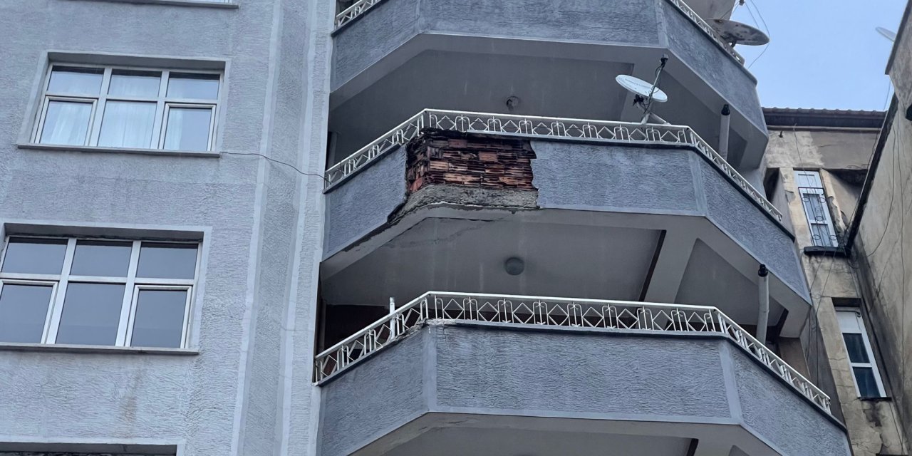 7 Katlı Binadan Başına Beton Parçası Düştü; Ağır Yaralandı