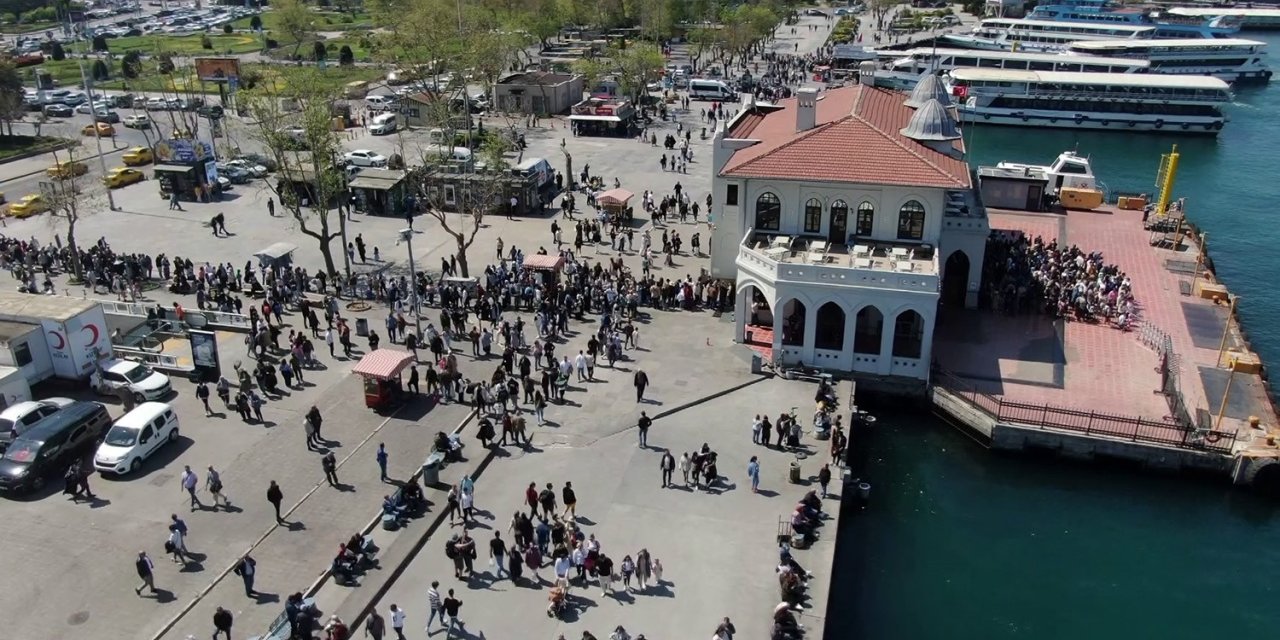 İstanbul’da Adalar İskelesi’nde Bayram Yoğunluğu