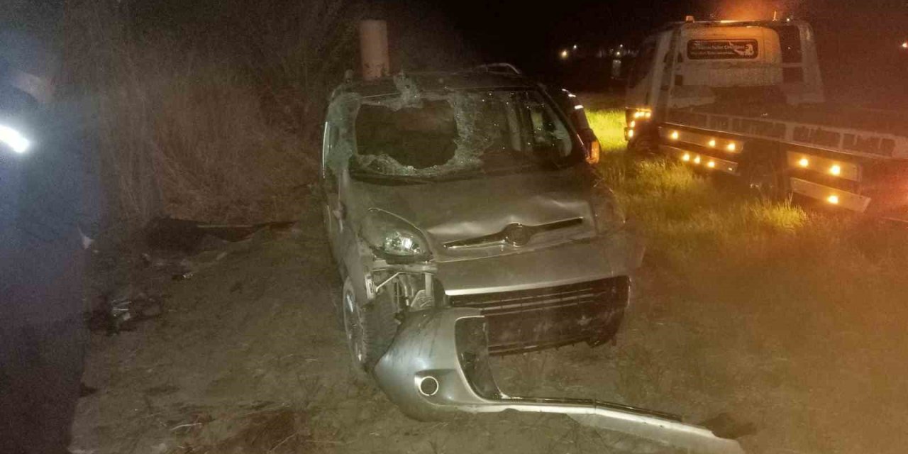 Burdur’da Kontrolden Çıkan Ticari Araç Şarampole Devrildi, 1’i Ağır 4 Yaralı