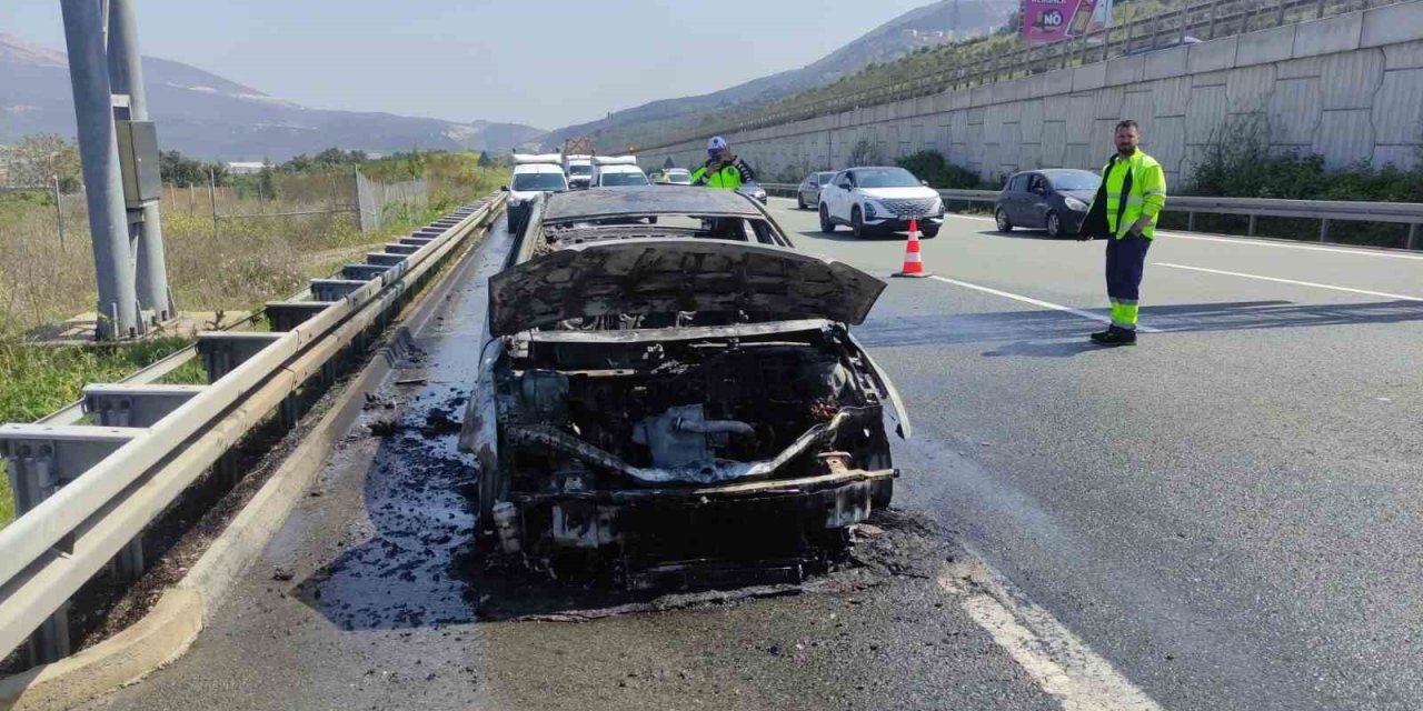 Bursa’da Seyir Halindeki Otomobil Alev Alev Yandı